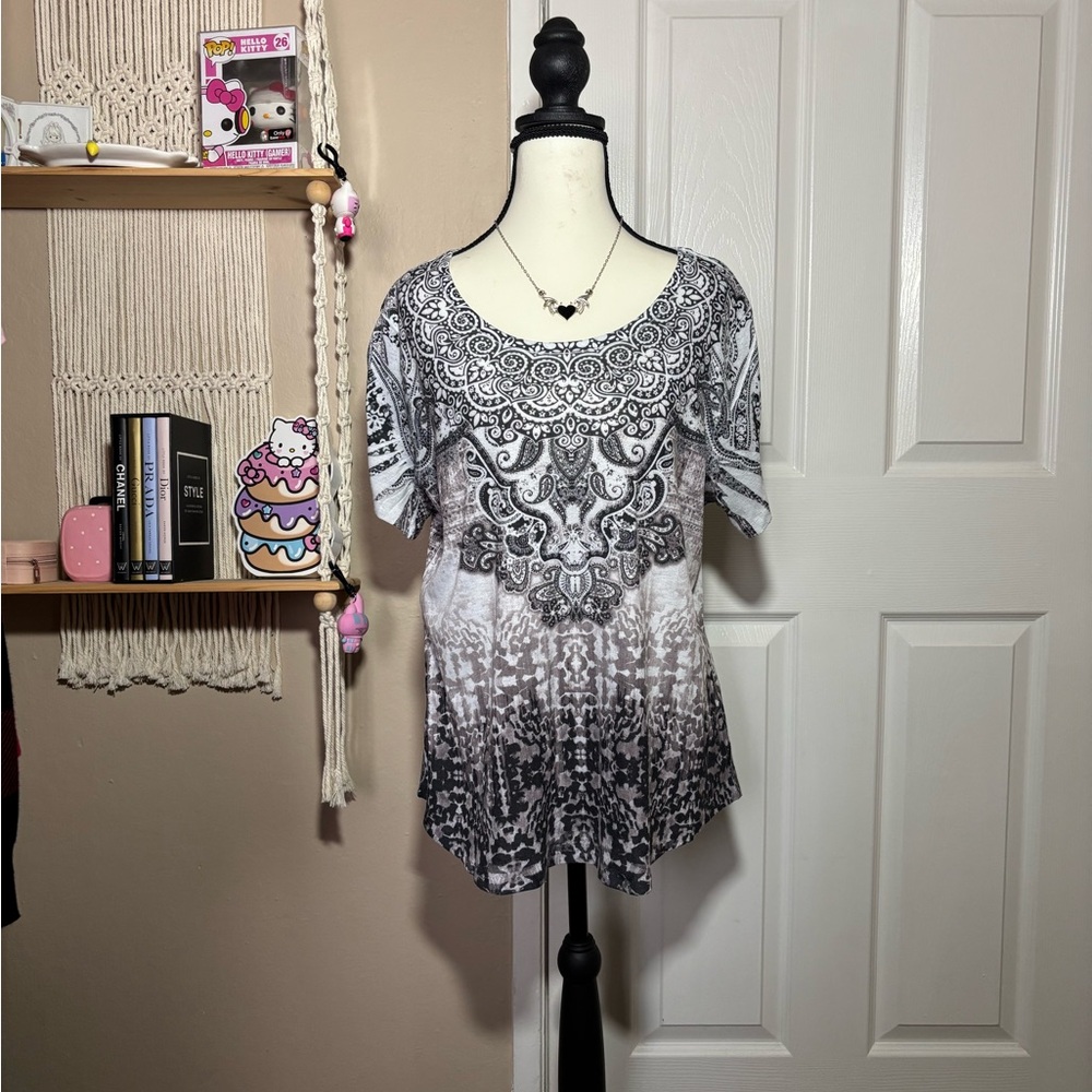 Elegant Black and White Y2K Women's Top